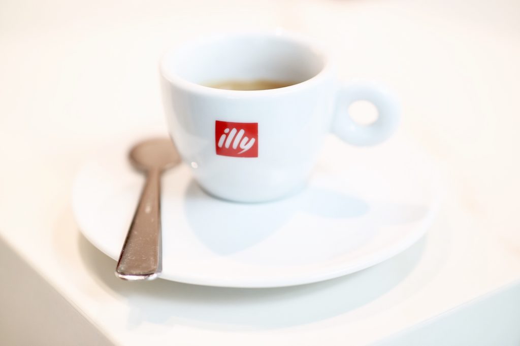 Authentic Italian Coffee Bar Experience Arrives at YVR with illy Caffè